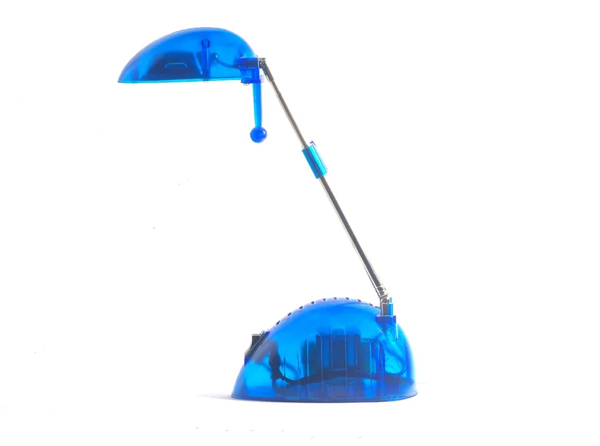 Blaue Halogenlampe mit schwenkbarem Arm auf weißem Grund
