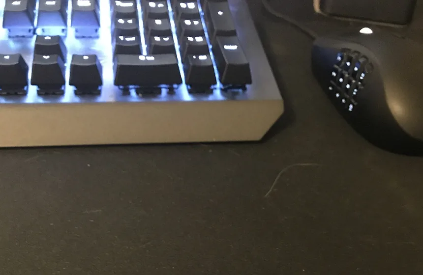 Tastaturkante und dunkle Maus auf einer schwarzen Unterlage